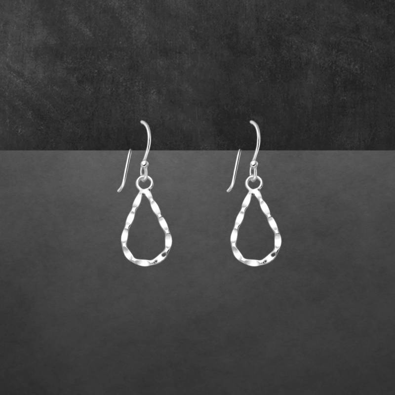 Ohrringe Aus 925 Sterling Silber, Gehämmerte Tropfen, Zierlich von ShivasSilver