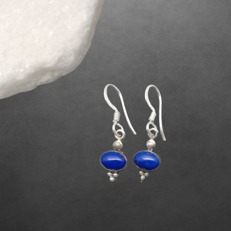 Ohrringe Aus 925 Sterling Silber, Geschwärzt, Lapislazuli Cabochon, Zierliches Design von ShivasSilver
