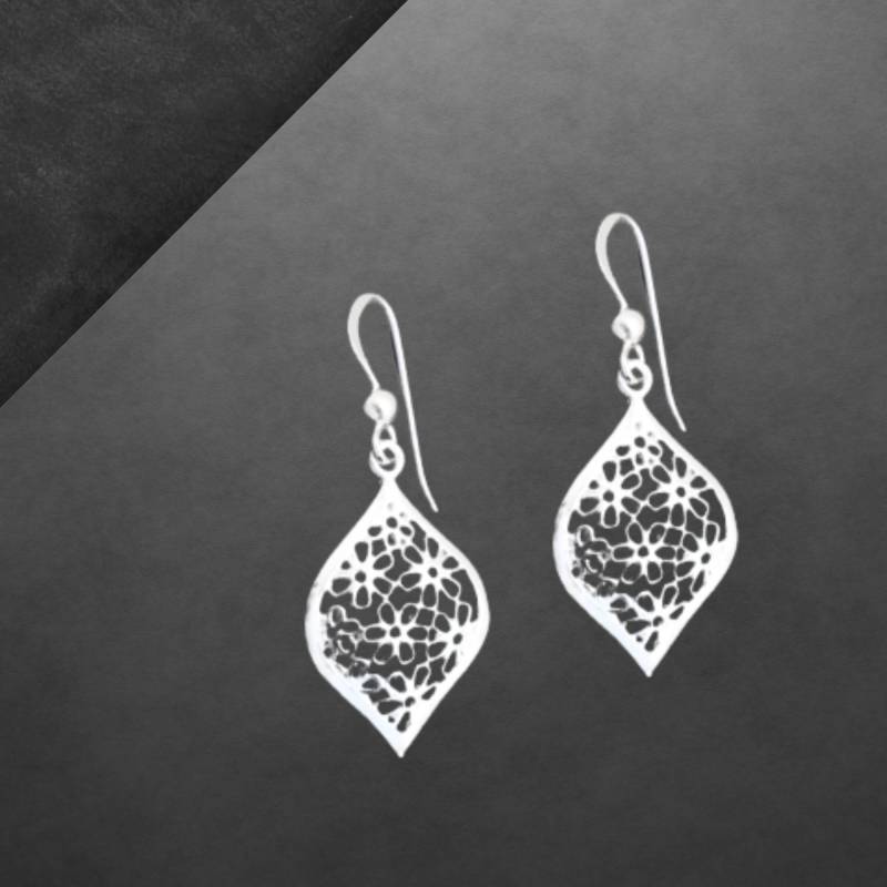 Ohrringe Aus 925 Sterling Silber, Glänzend, Florales Bali Ornament, 3, 5 cm X 12 Mm Ohrringe Aus 925 Sterling Silber, Glänzend, Florales Bali Ornament, 3, 5 cm X 12 Mm von ShivasSilver
