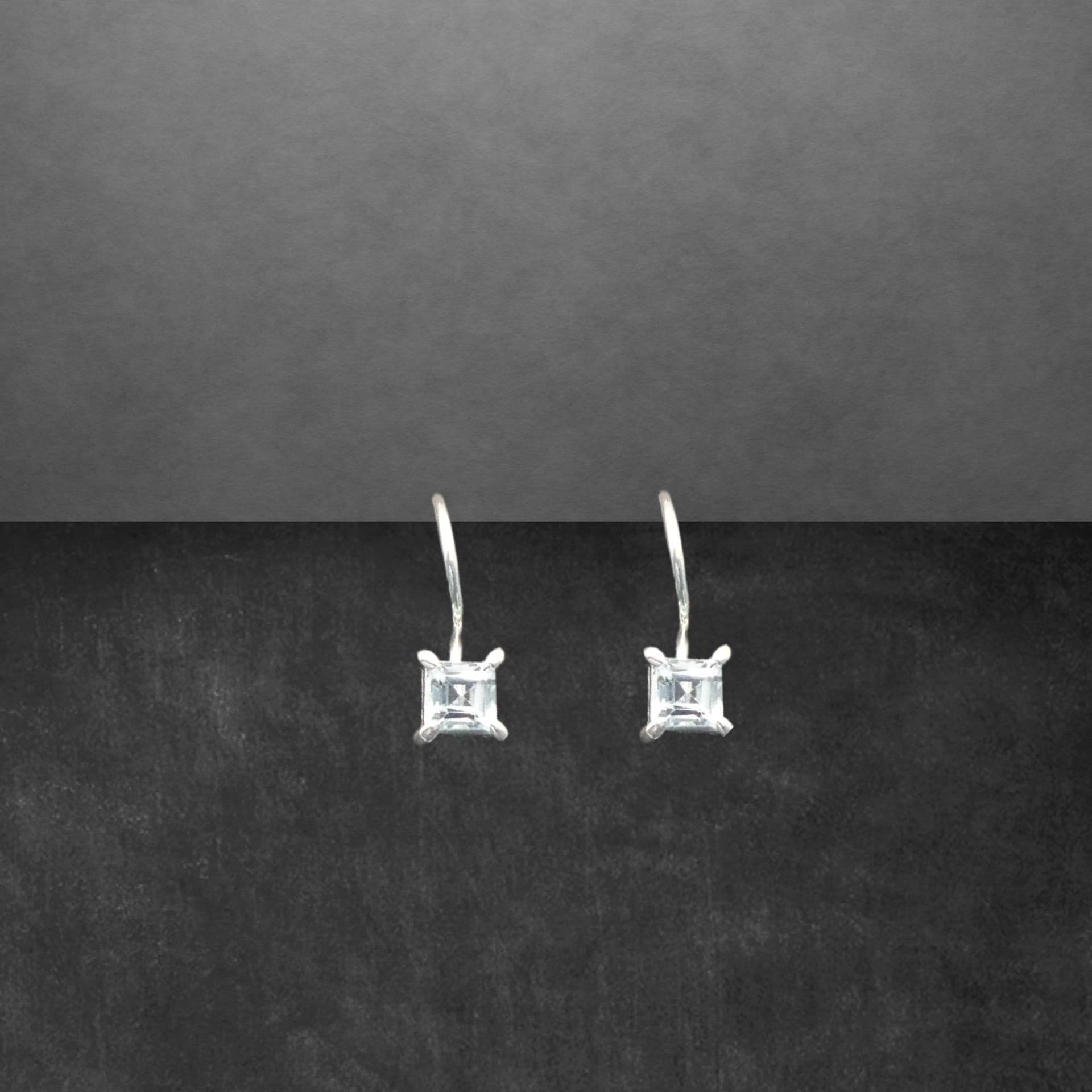 Ohrringe Aus 925 Sterling Silber, Mit Facettiertem Blautopas, Eckig, Zierliches Design, 15 Mm Länge, Silikon-Verschlüsse von ShivasSilver