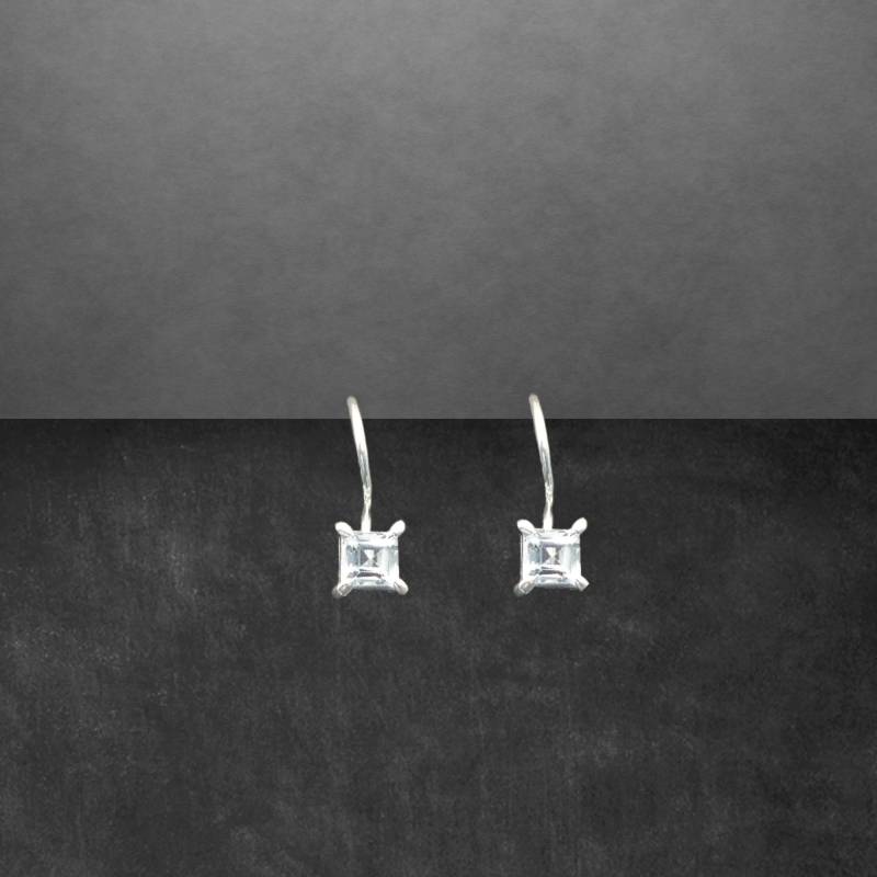 Ohrringe Aus 925 Sterling Silber, Mit Facettiertem Blautopas, Eckig, Zierliches Design, 15 Mm Länge, Silikon-Verschlüsse von ShivasSilver