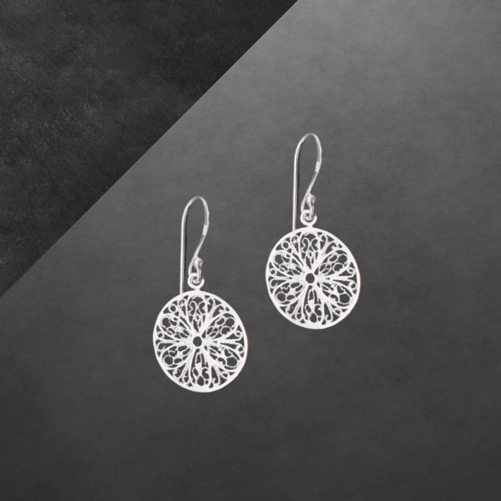 Ohrringe Aus 925 Sterling Silber Mit Dezent Geschwärztem Element Im Bali Design, Offene Haken 95C von ShivasSilver