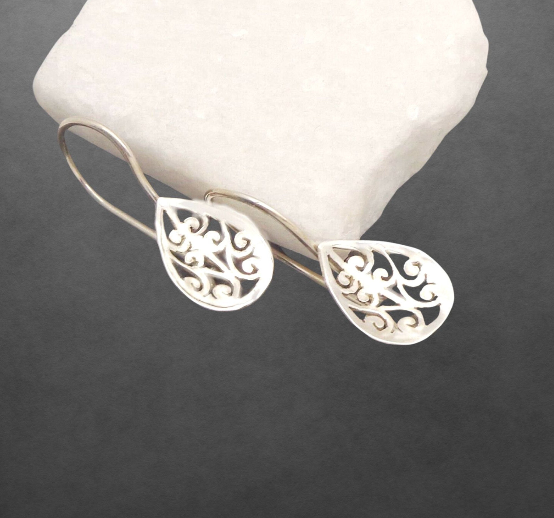 Ohrringe Aus 925 Sterling Silber Mit Durchbrochenen Tropfen, Glänzend, Bali Design, Verschließbare Haken Ohrringe Aus 925 Sterling Silber Mit Durchbrochenen Tropfen, Glänzend, Bali Design, Verschließbare Haken von ShivasSilver