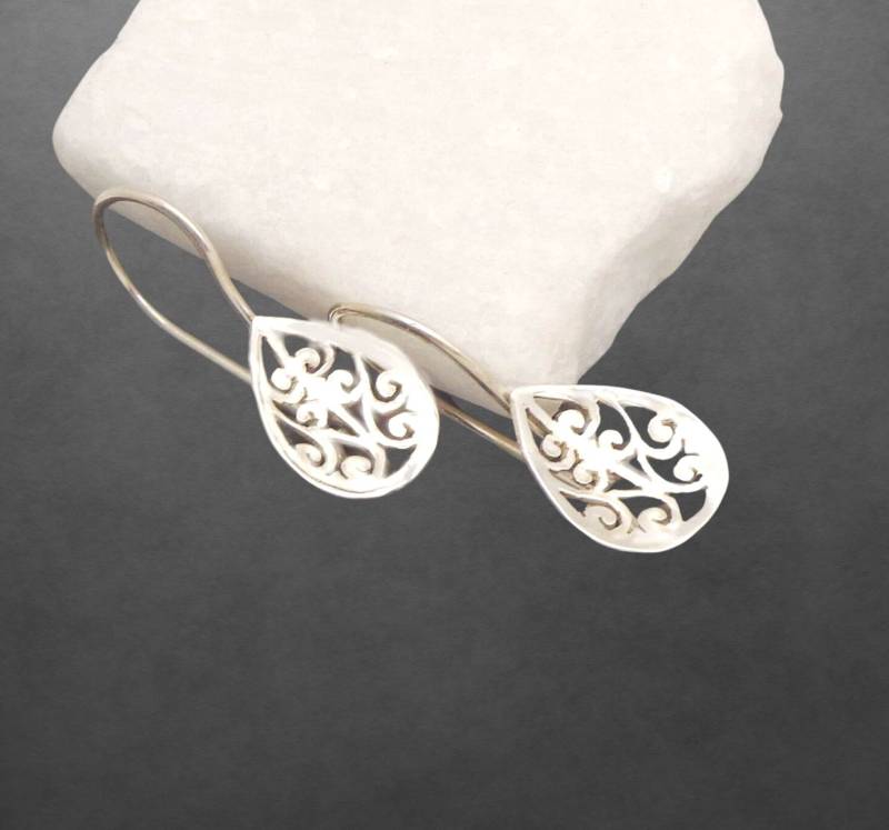Ohrringe Aus 925 Sterling Silber Mit Durchbrochenen Tropfen, Glänzend, Bali Design, Verschließbare Haken Ohrringe Aus 925 Sterling Silber Mit Durchbrochenen Tropfen, Glänzend, Bali Design, Verschließbare Haken von ShivasSilver