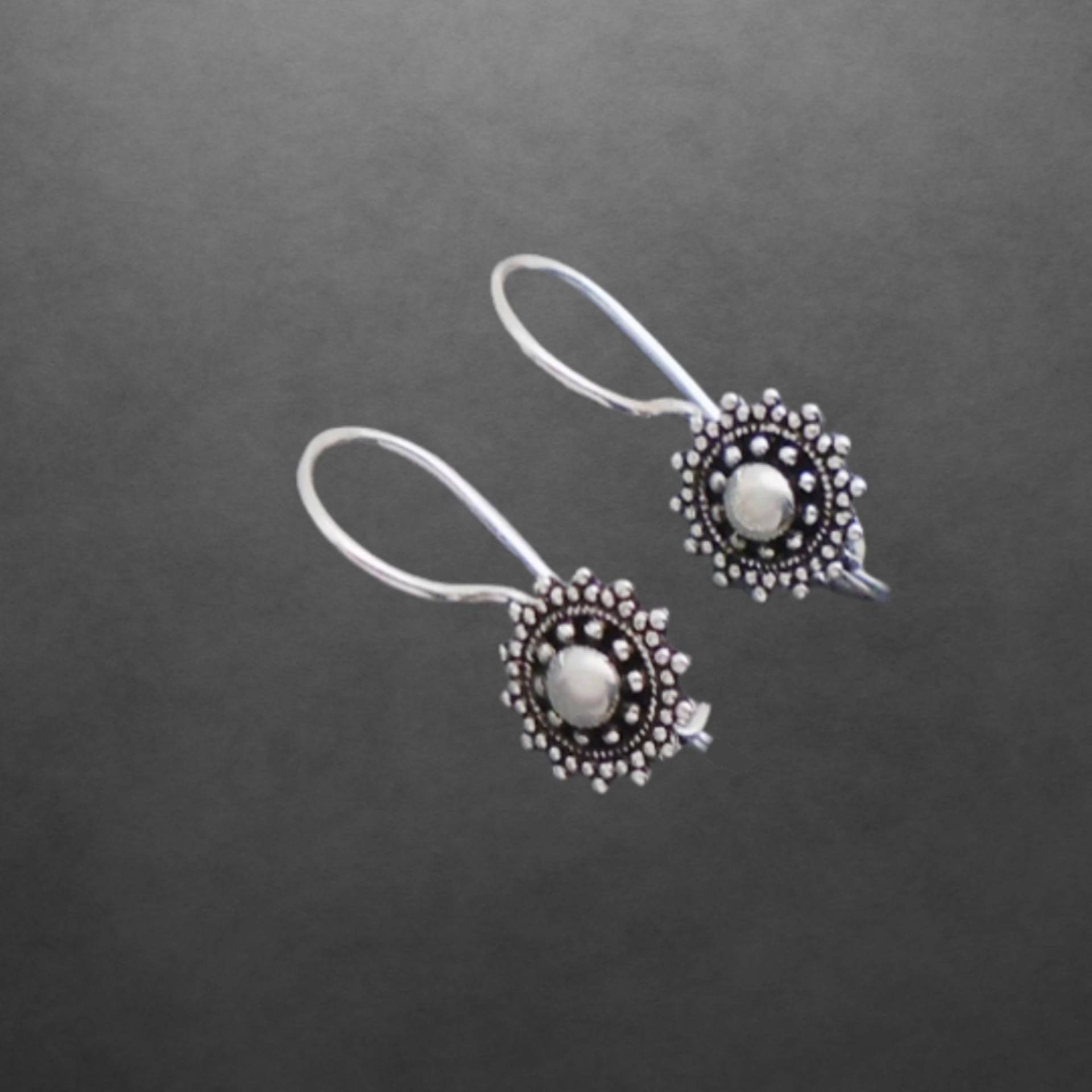 Ohrringe Aus 925 Sterling Silber Mit Geschwärzter Blüte Im Bali Design Hanken Verschließbar von ShivasSilver