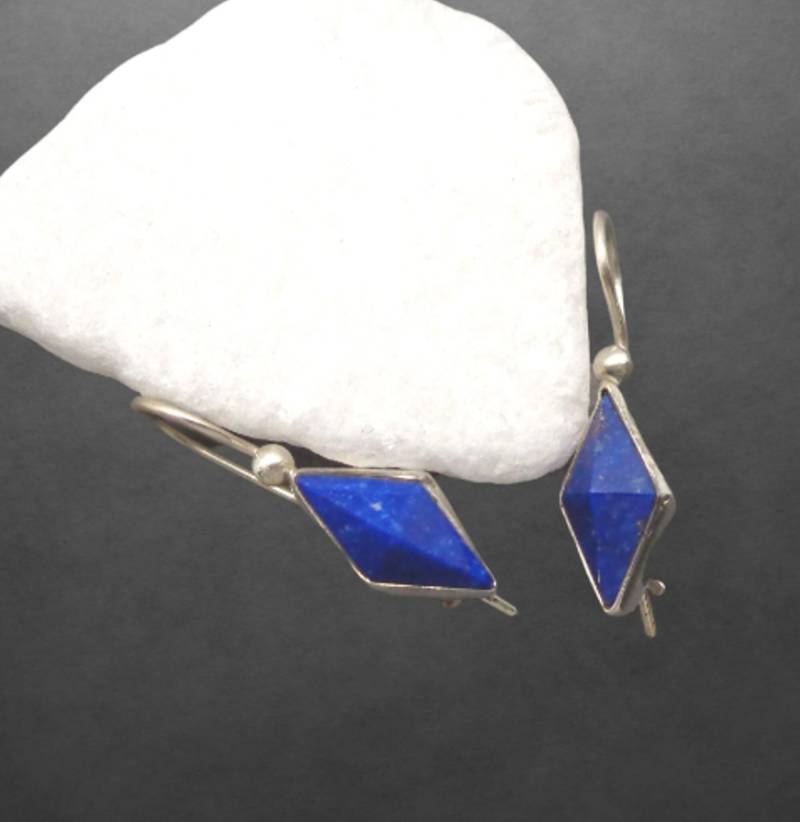 Ohrringe Mit Lapislazuli, Aus 925 Sterling Silber, Geschwärzt, Farbe Der Steine Kann Variieren, Haken Werden Geschlossen, 28 Mm Länge von ShivasSilver