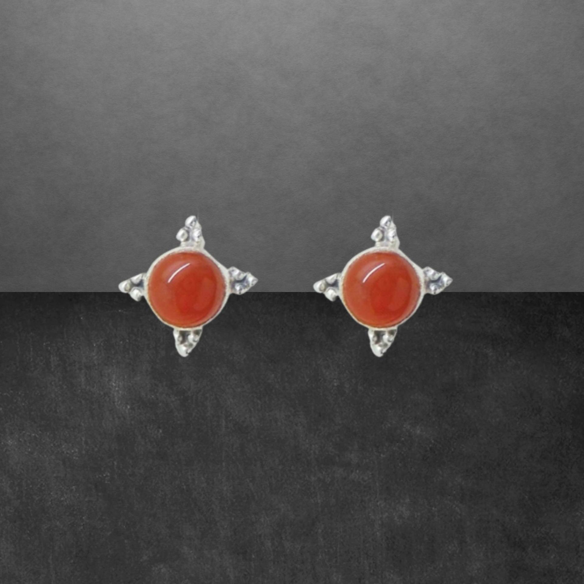 Ohrstecker Aus 925 Sterling Silber, Dezent Geschwärzt, Karneol Cabochon, Farbe Kann Variieren, 10 X Mm Ohrstecker Aus 925 Sterling Silber, Dezent Geschwärzt, Karneol Cabochon, Farbe Kann Variieren, 10 X Mm von ShivasSilver