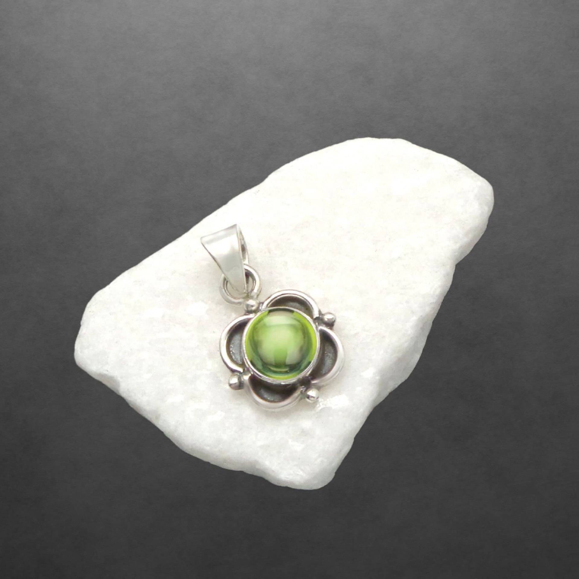 Peridot Anhänger 925 Sterling Silber Geschwärzte Blüte Mit Rundem Cabochon Als Geschenk Für Frauen von ShivasSilver