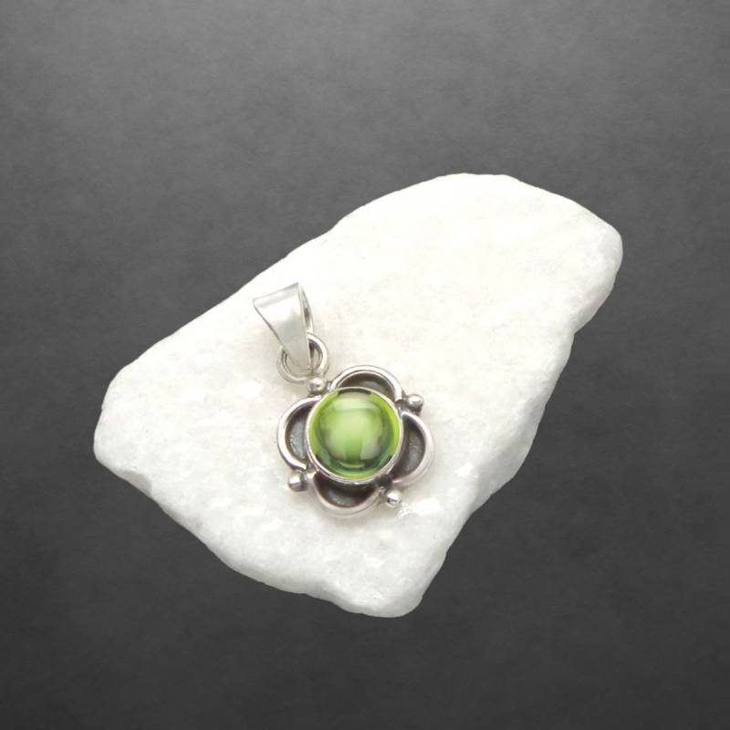 Peridot Kleiner Anhänger 925 Sterling Silber Neu Geschenk Für Freundin Frauen, Mädchen, Weihnachtsgeschenk Muttertaggeschenk von ShivasSilver