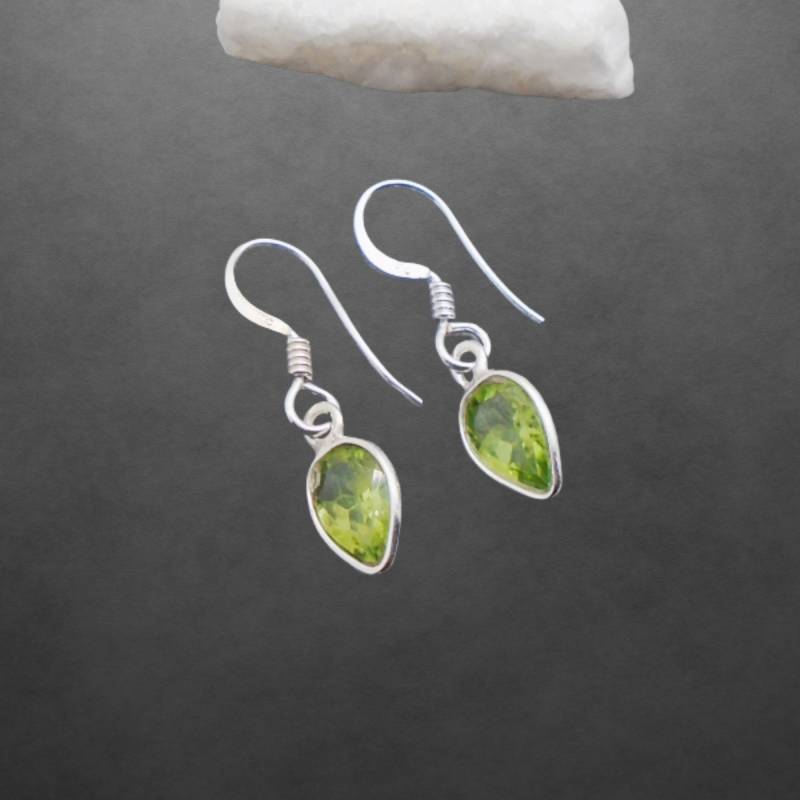 Peridot Ohrringe Aus 925 Sterling Silber, Facettierte Steine, Tropfen von ShivasSilver
