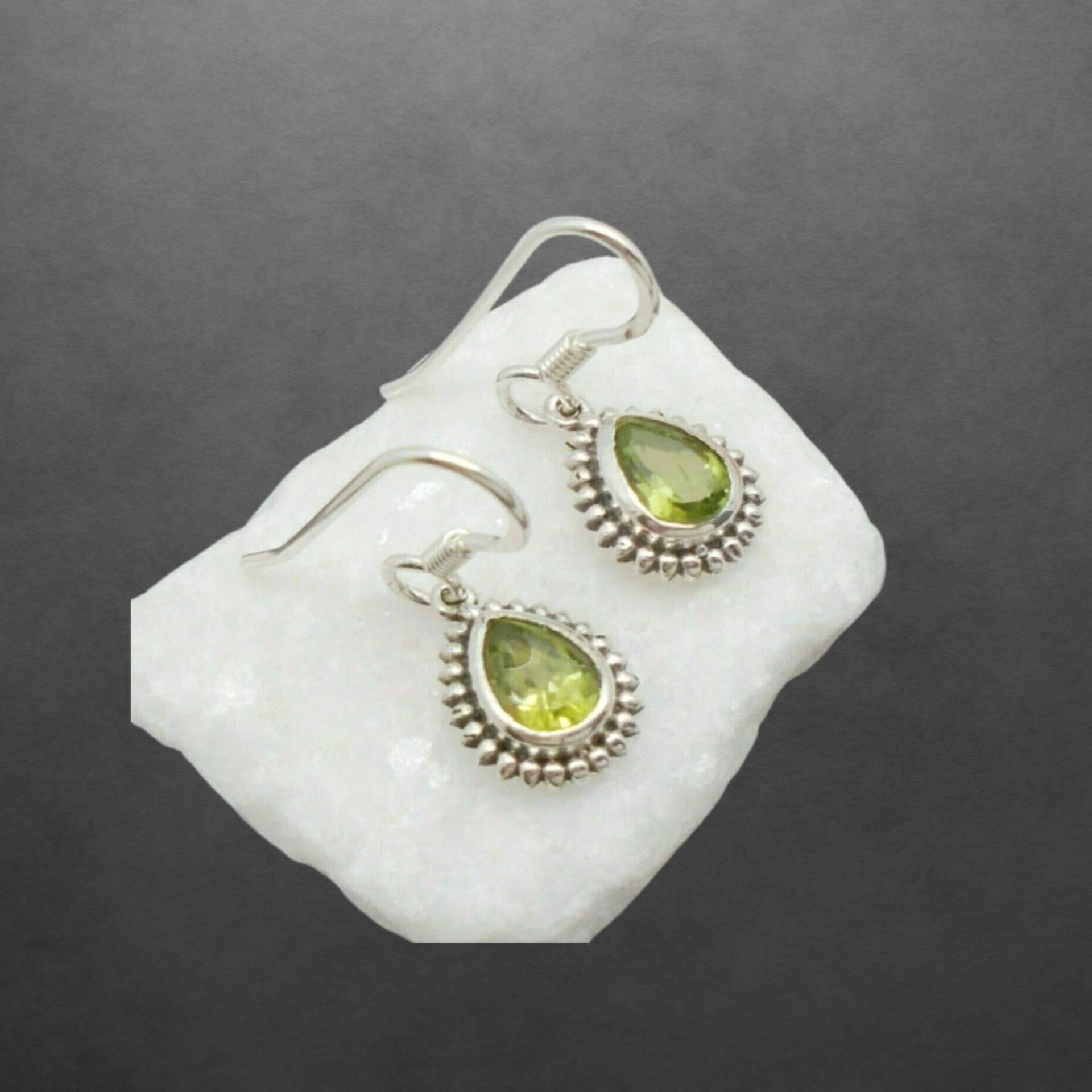 Peridot Ohrringe Aus Silber Sterlingsilber, Teilweise Geschwärzt, Facettierte Steine von ShivasSilver