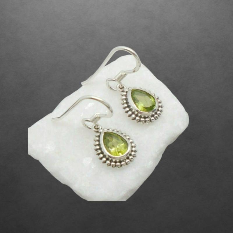 Peridot Ohrringe Aus Silber Sterlingsilber, Teilweise Geschwärzt, Facettierte Steine von ShivasSilver