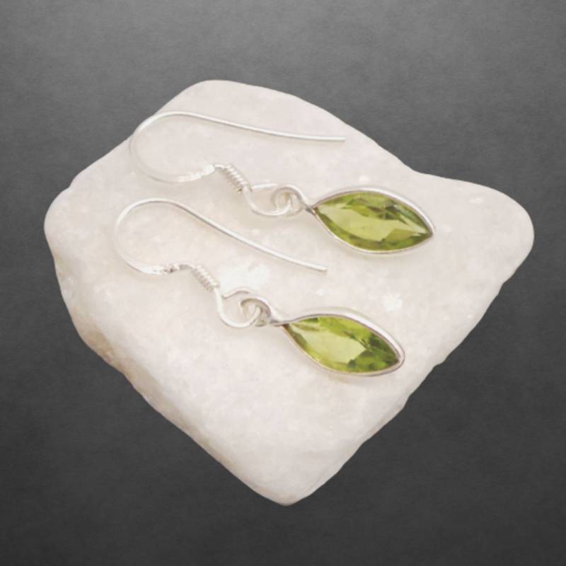 Peridot Ohrringe 925 Sterling Silber, Facettierte Steine, Zierliches Design, 28 Mm von ShivasSilver
