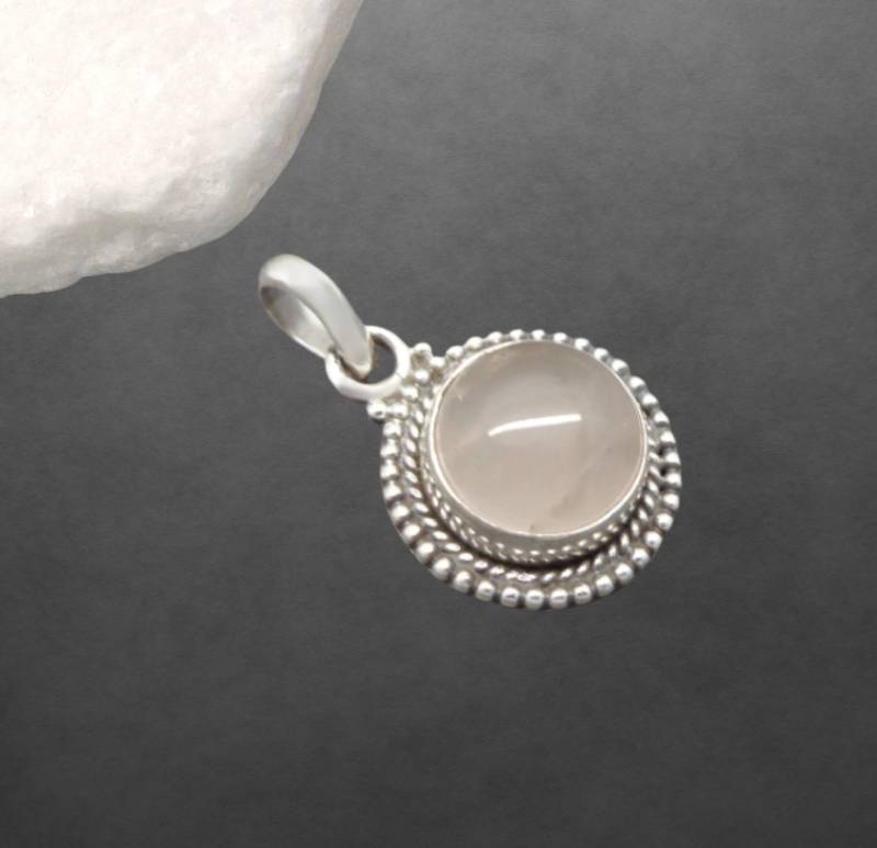 Rosenquarz Anhänger Aus 925 Sterling Silber, Geschwärzte Details, Cabochon, Gedeckte Farbe, 23 Mm Lang, 2, 5 G, 54B Rosenquarz Anhänger Aus 925 Sterling Silber, Geschwärzte Details, Cabochon, Gedeckte Farbe, 23 Mm Lang, 2, 5 G, 54B von ShivasSilver
