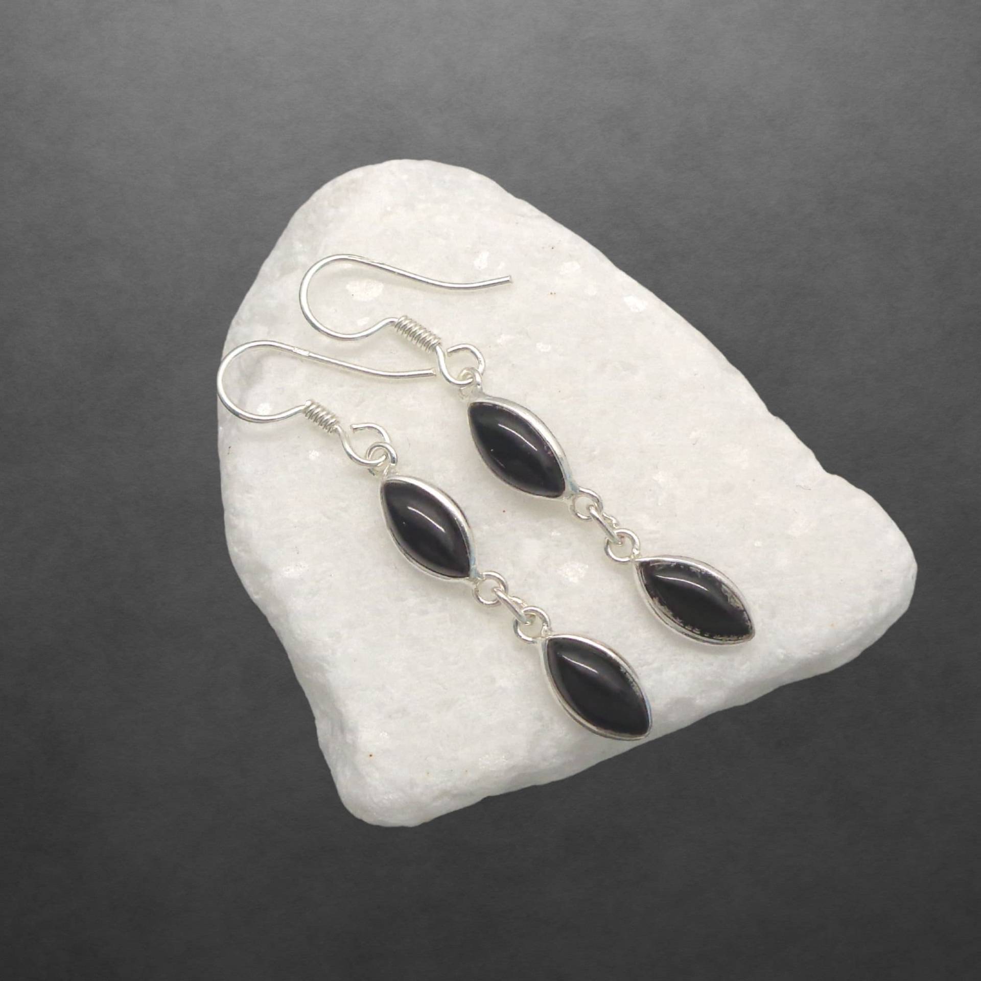 Schwarzer Onyx Ohrringe 925 Sterling Silber Cabochon Modernes Design 44Z Schwarzer Onyx Ohrringe 925 Sterling Silber Cabochon Modernes Design 44Z von ShivasSilver