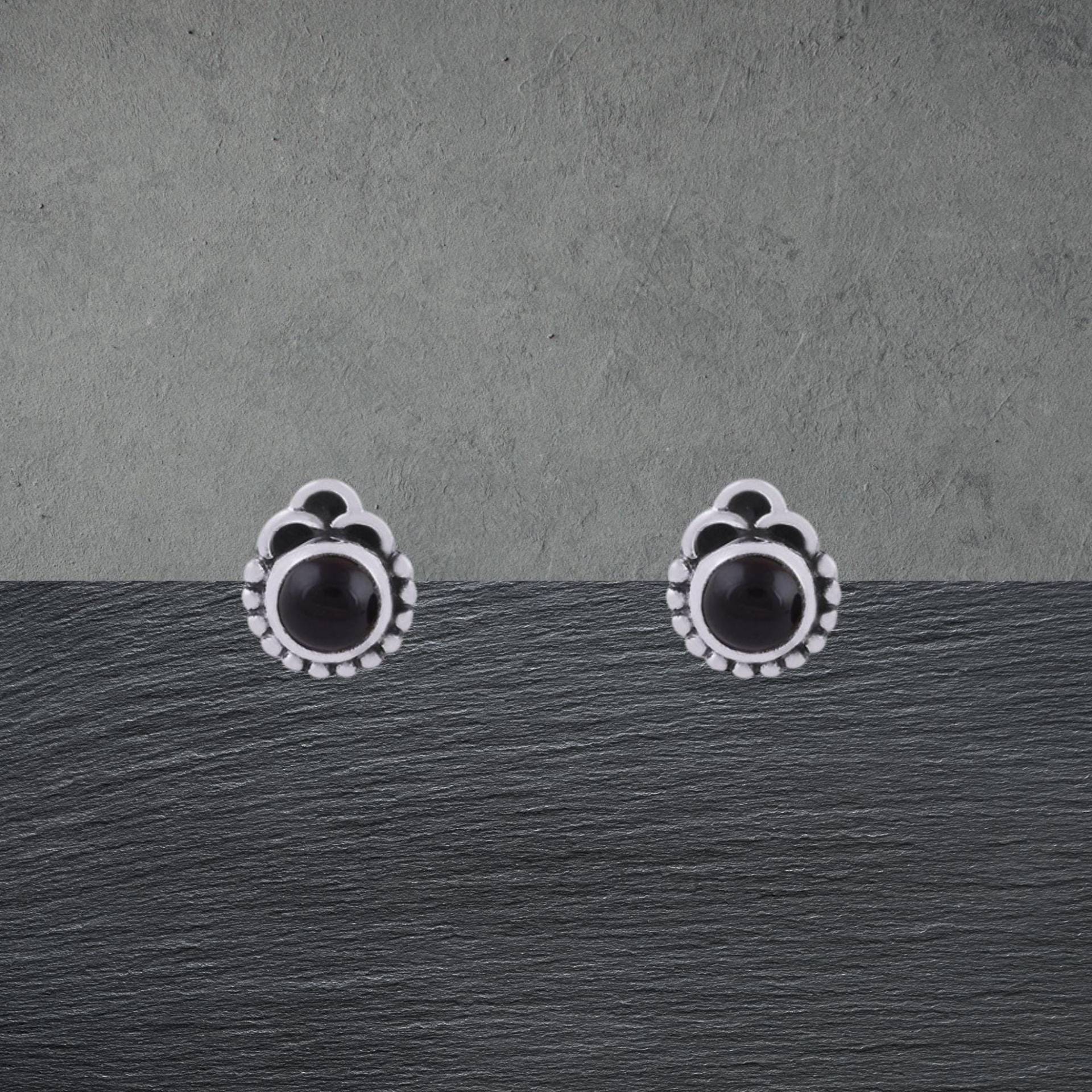 Schwarzer Onyx Ohrstecker Aus 925 Sterling Silber Geschwärzt, Runder Cabochon 70F Schwarzer Onyx Ohrstecker Aus 925 Sterling Silber Geschwärzt, Runder Cabochon 70F von ShivasSilver