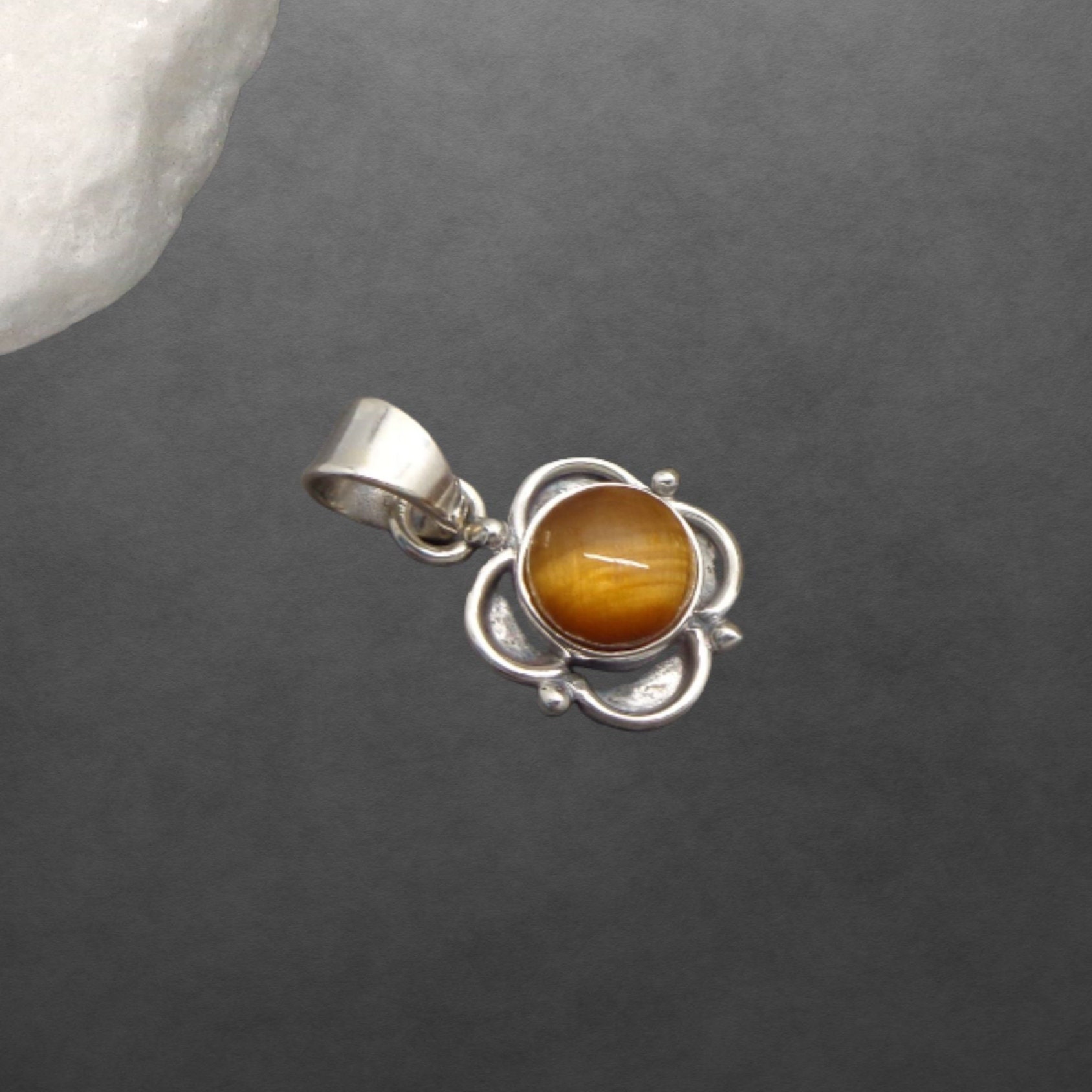 Tigerauge Anhänger Aus 925 Sterling Silber, Geschwärzte Details, Cabochon, Blüte, Zierliches Design, 20 Mm Länge von ShivasSilver