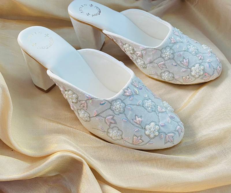 Bestickte Braut Clogs Weiße Brautschuhe Mit Niedrigem Absatz von ShiveenShiveen