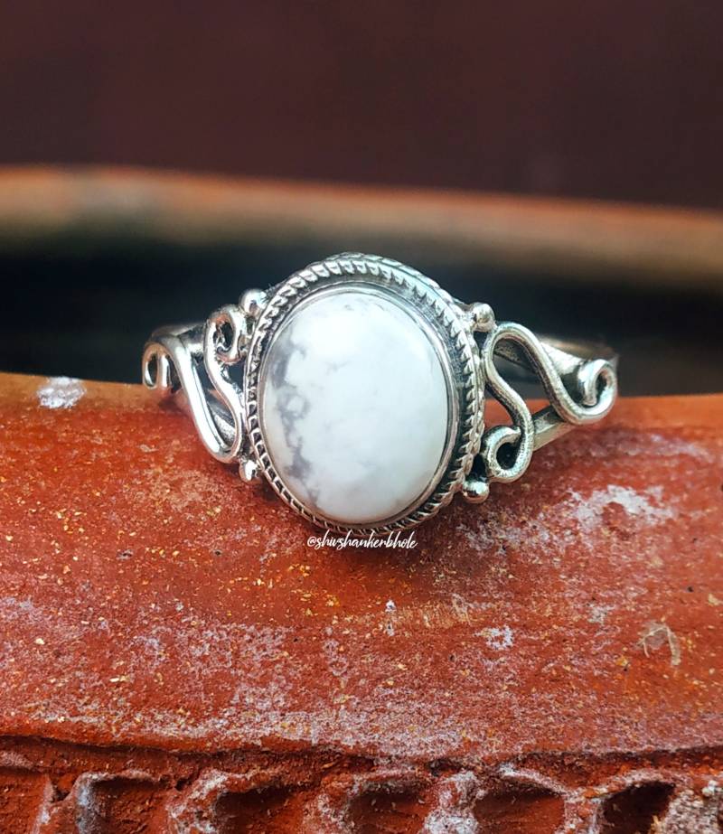 Howlite Ring, 92.5% Silber Weißer Türkis Büffel Handgefertigter Ovaler Stein Ring von Shivshankarbhole