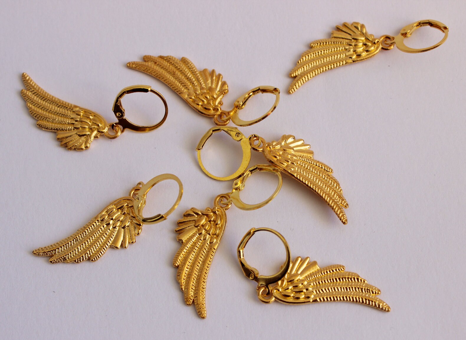 Herren Ohrringe. Flügelform Ohrringe. Männer Geschenk Für Ihn. Charms Baumeln Goldton. Hebelhaken von ShlomitJewelry