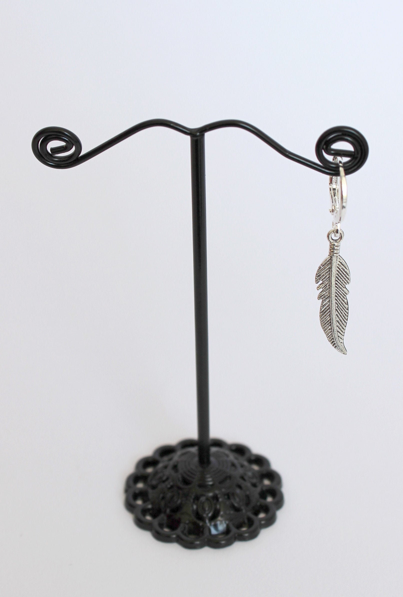 Männer Ohrringe. Feder Ohrringe. Geschenk Für Ihn. Charms Baumeln 925 Silberfarbene Hoop von ShlomitJewelry