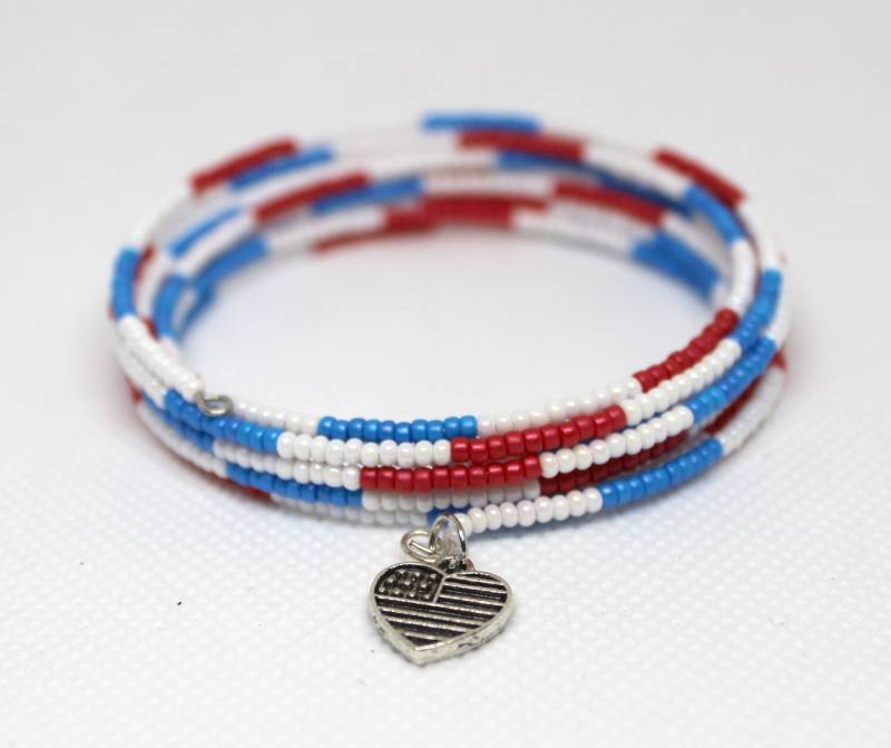 Memory Wire Wickelarmband. Dreifarbige Saatperlen. Silberfarbenes Armband. Geschenk Für Sie. Eine Verstellbare Größe. 8 Schleifen. Herz Charm von ShlomitJewelry