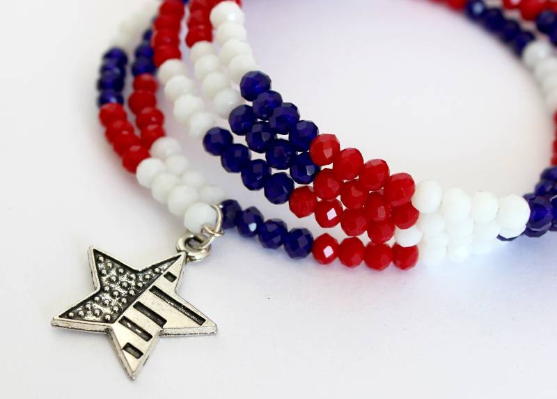 Memory Wire Wickelarmband. Rot Weiße Und Blaue Perlen. Silberfarbenes Armband Mit Charm. Größenverstellbar. Stern Silberfarbener Anhänger von ShlomitJewelry