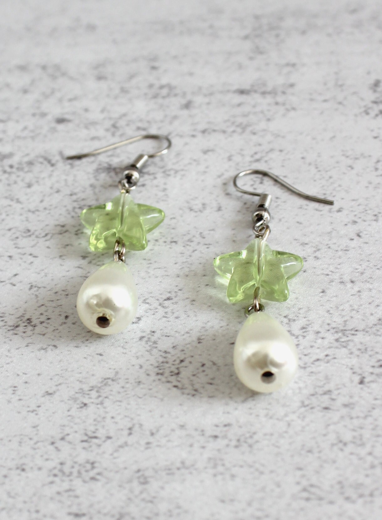 Ohrringe Baumeln. Weiße Und Grüne Acrylperlen. Silberton. Tropfenperlen Blaue Sternperlen. Geschenk Für Sie. Frauen Ohrringe Baumeln. Weiße Und Grüne Acrylperlen. Silberton. Tropfenperlen Blaue Sternperlen. Geschenk Für Sie. Frauen von ShlomitJewelry