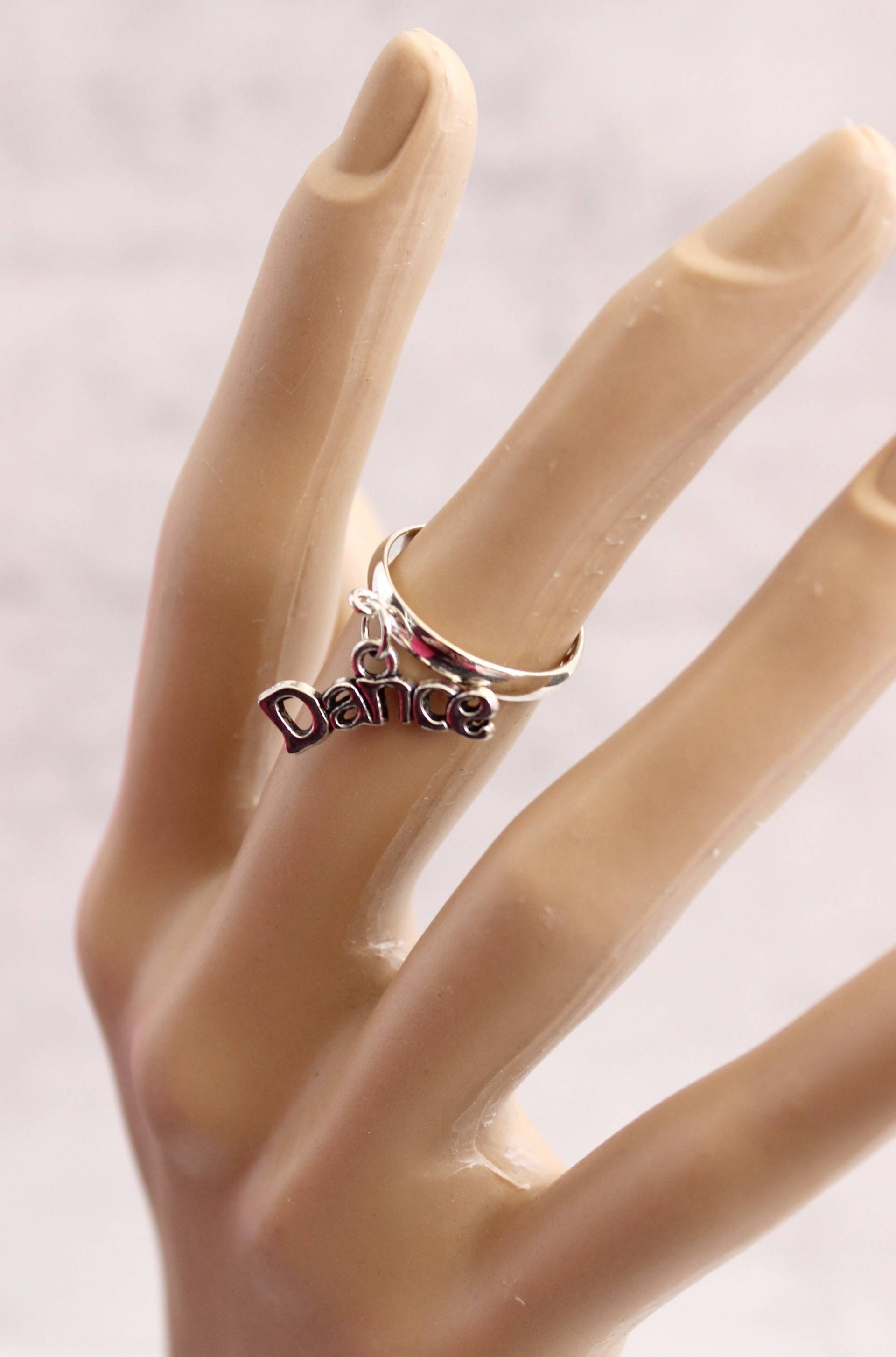 Silberfarbener Charmring. Verstellbarer Ring Für Alle Größen. Charm Ring. Geschenk Sie. Damenring. Tanz Baumeln Silberfarbener Charmring. Verstellbarer Ring Für Alle Größen. Charm Ring. Geschenk Sie. Damenring. Tanz Baumeln von ShlomitJewelry