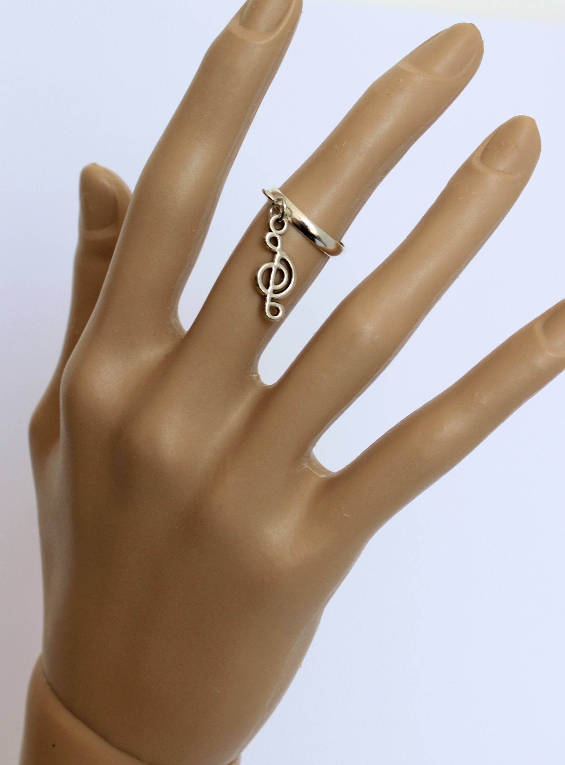 Silberfarbener Charmring. Verstellbarer Ring Für Alle Größen. Charm Ring. Geschenk Sie. Damenring. Treble Clef Baumeln Silberfarbener Charmring. Verstellbarer Ring Für Alle Größen. Charm Ring. Geschenk Sie. Damenring. Treble Clef Baumeln von ShlomitJewelry