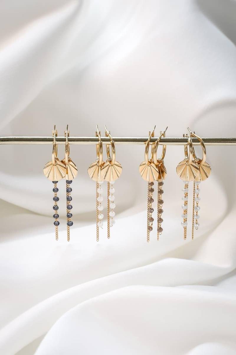 Alma Ohrringe, Hoop Creolen Baumeln Mit Anhänger von ShlomitOfir