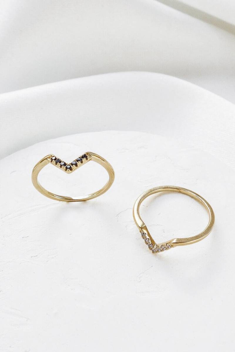 Nellie Ring, V-Form Stapelbarer Schwarz Zirkon Ring, Kristall-Zirkon Ring von ShlomitOfir