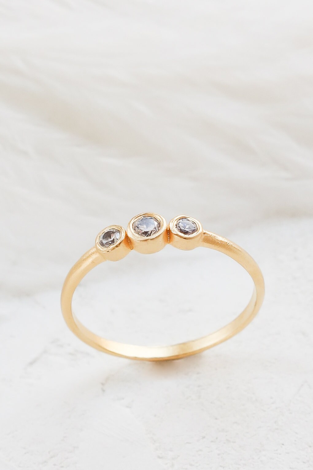 Solid Gold Drei Kegel Diamant Ring, Verlobungsring, Stein Lünette 3 Zierlicher von ShlomitOfir