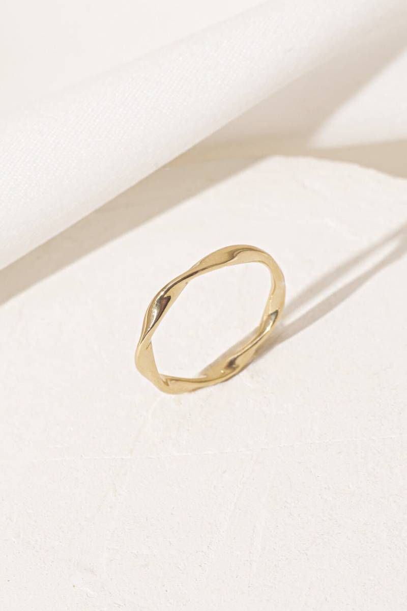 Vibe Ring, Twist Schlichter Zarter Minimal Schmuck, Stapelbarer Ring von ShlomitOfir