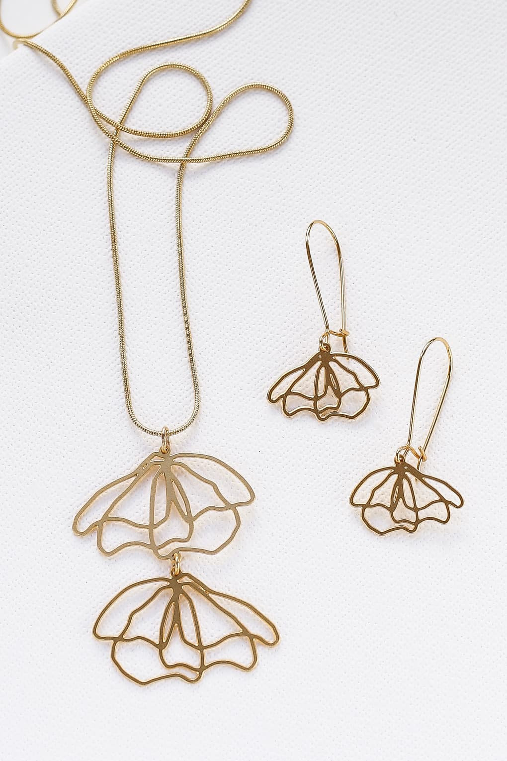 Wilde Blume Halskette, Lange Kette Blumen Elements Gold Und Silber Schmuck von ShlomitOfir