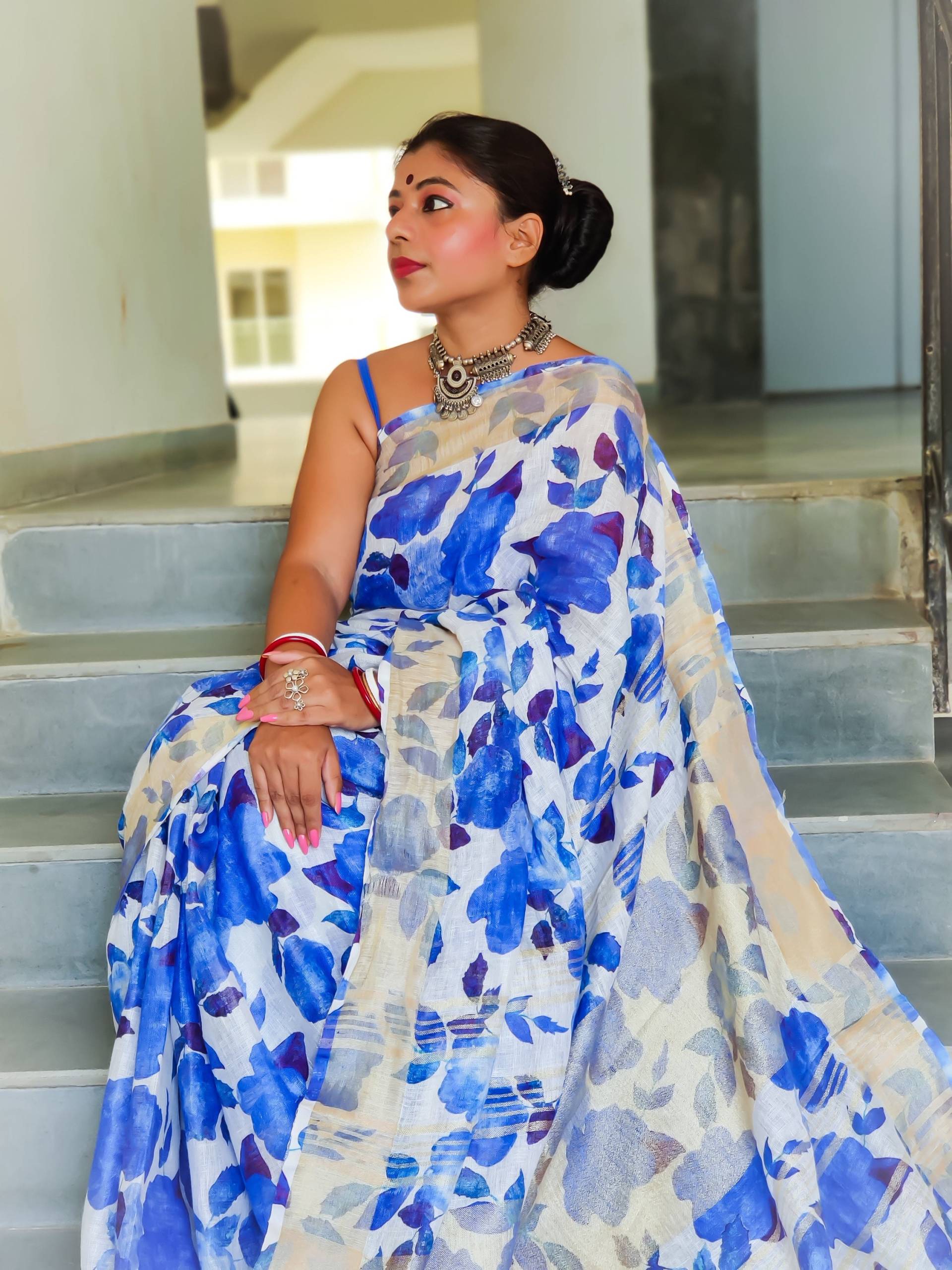 Aquarell Digitaldruck Leinen Saree in Blau | Reiner Shobitam von Shobitam