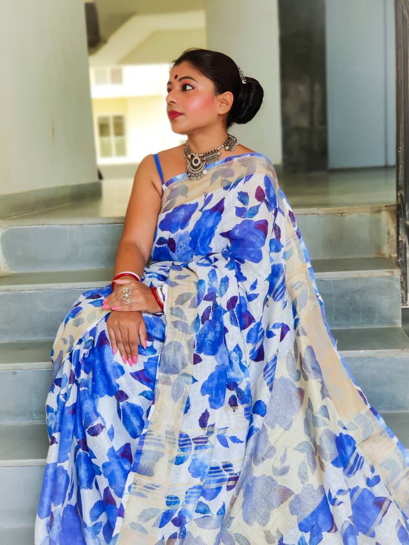 Aquarell Digital Druck Leinen Saree in Blau | Reines Sari Shobitam von Shobitam