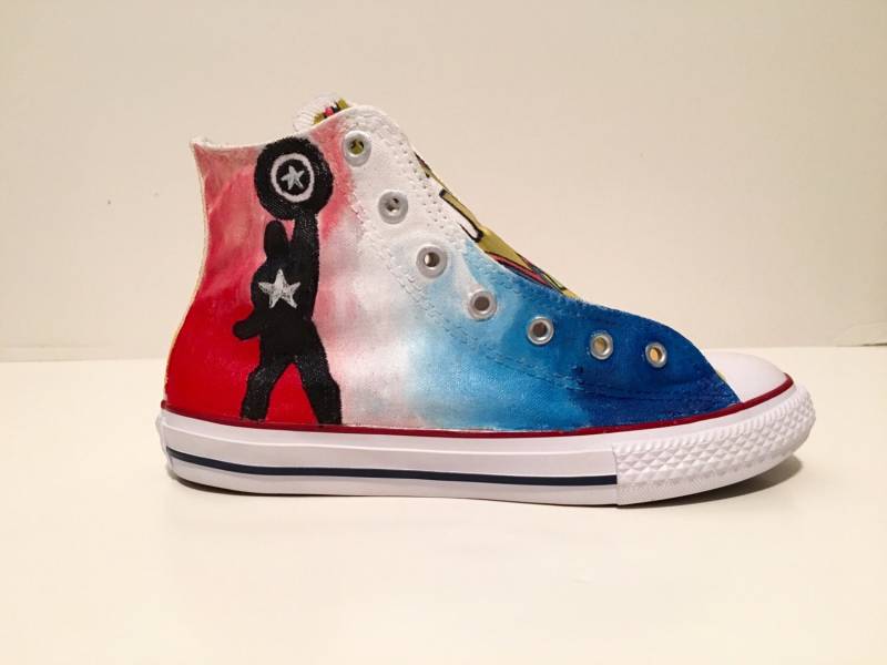 Handbemalte Captain America Sneakers Handbemalte Captain America Sneakers von ShoeTattoobyRoni