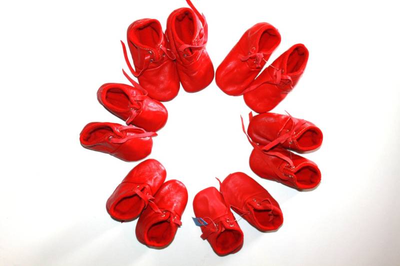 0 - 3 Monate Lammfell-Babyhausschuhe Rot von ShoesOWO