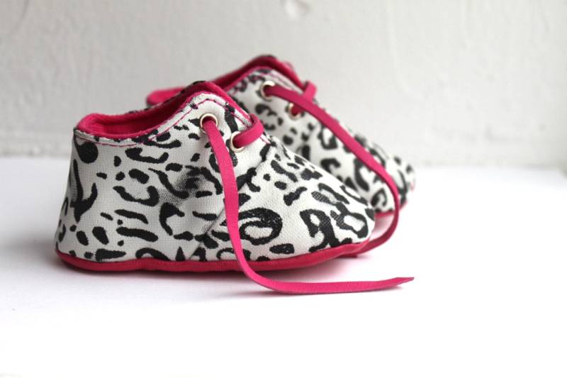 3-6 Monate Baby-Hausschuhe, Lammfell, Schwarzer Leopardenmuster von ShoesOWO