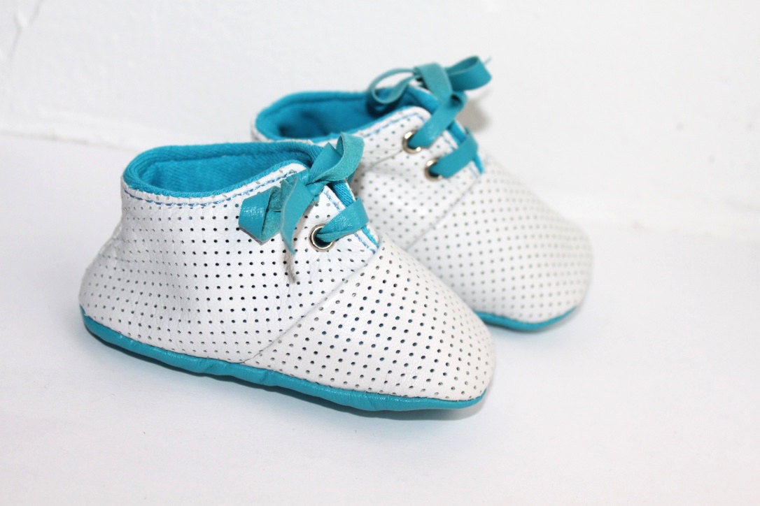 3-6 Monate Baby-Hausschuhe, Lammfell, Weiß/Blau von ShoesOWO