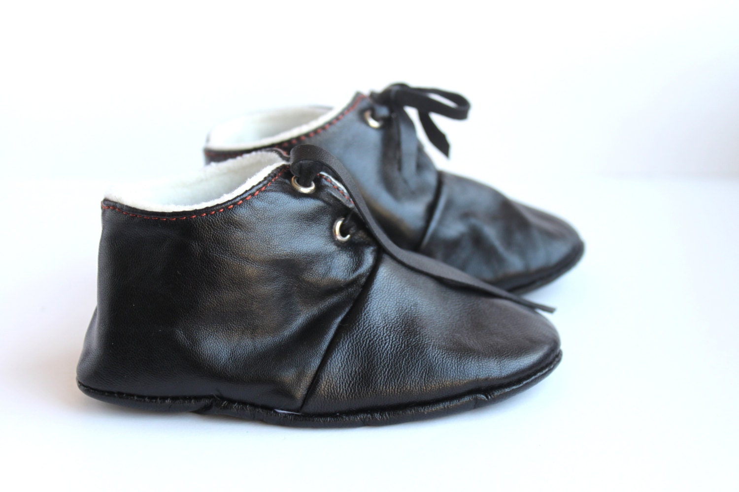 3-6 Monate Baby-Hausschuhe. Schwarzes Lammfell von ShoesOWO