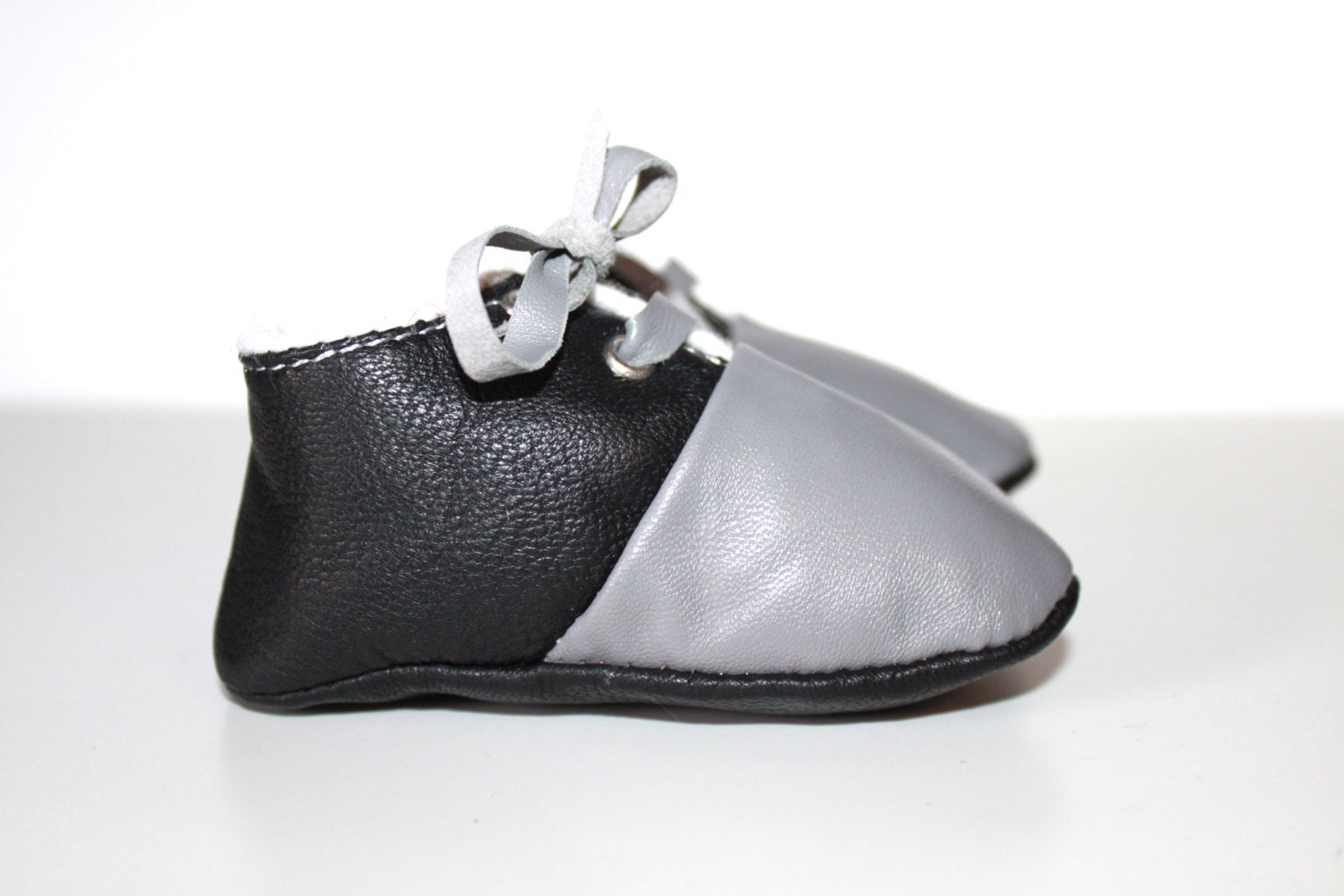 3-6 Monate Hausschuhe/Schuhe Baby Lammfell Grau/Schwarz von ShoesOWO