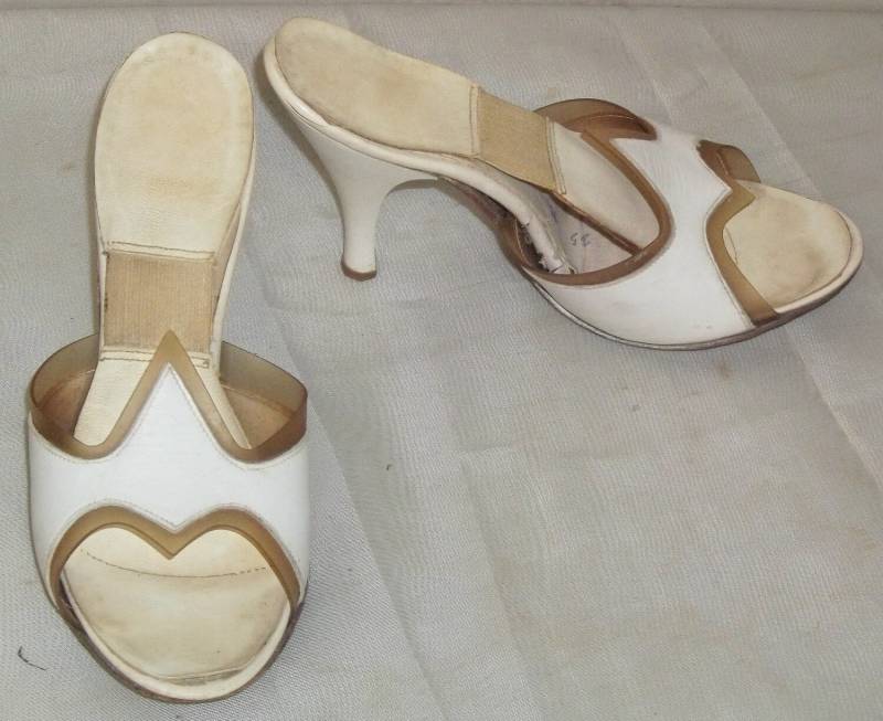 Deadstock Vintage Weiß Leder Spring-O-Lators Springolator Pumps Slides 5 1/2 Damen Sandalen von ShonnasVintage