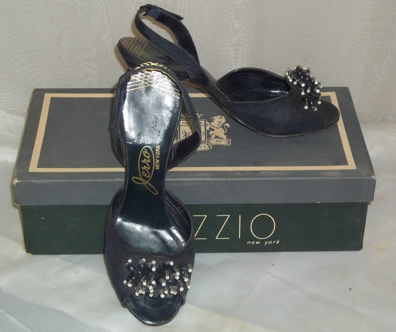 Vintage 1950 Jerro New York Shantung Seide Heels Schuhe Pumps 6 B W/Box von ShonnasVintage