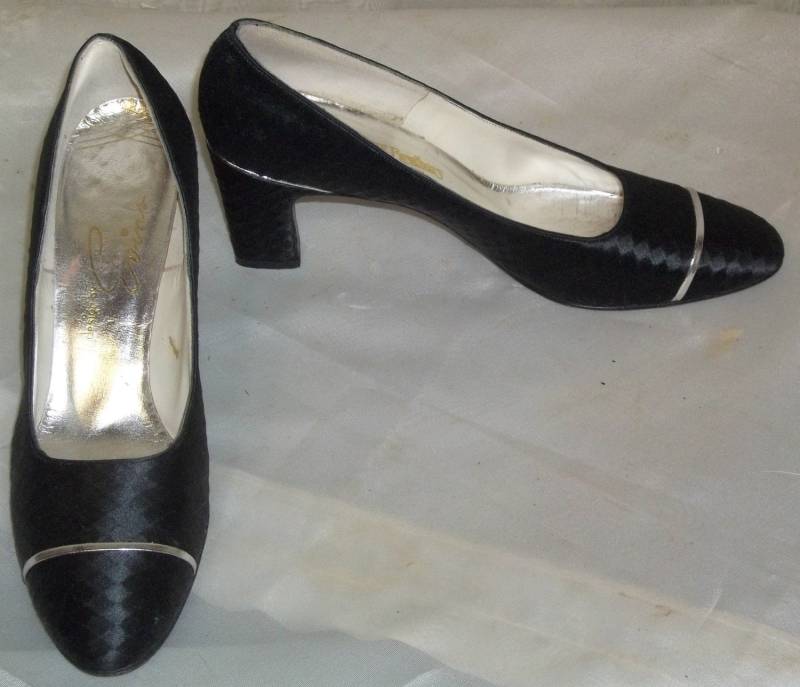 Vintage 1960Er Evins Woolf Brothers Satin Fersen Schuhe Pumps 6 Aa von ShonnasVintage