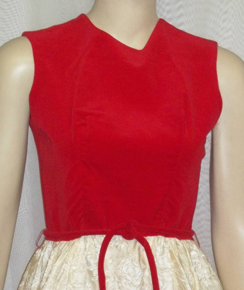 Vintage 1960Er Seide Jaquard Roter Samt Ärmelloses Kleid Klein von ShonnasVintage