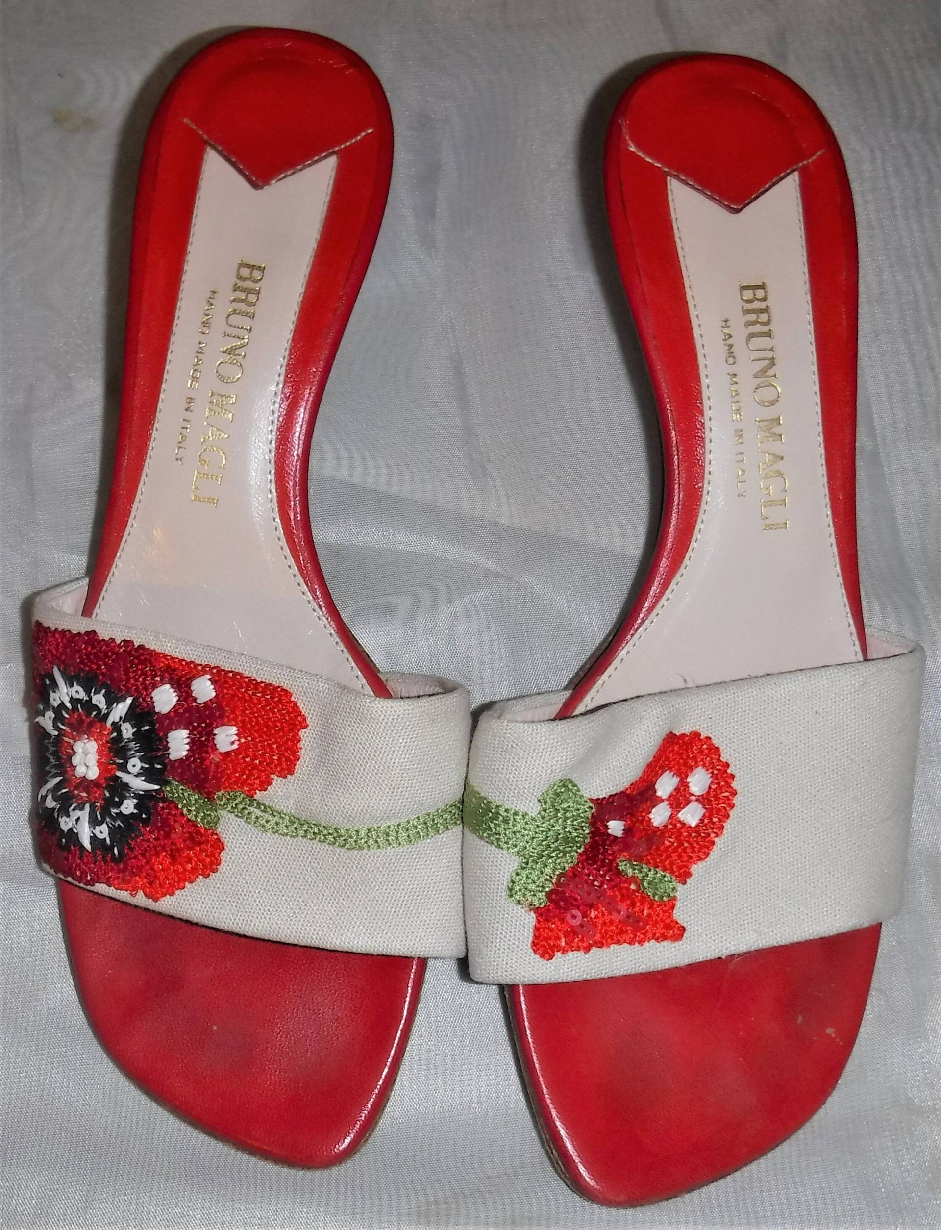 Vintage Bruno Magli Bestickte Mohnblumen Schieber Sandalen Italien Größe 36 1/2 European 6 Us von ShonnasVintage