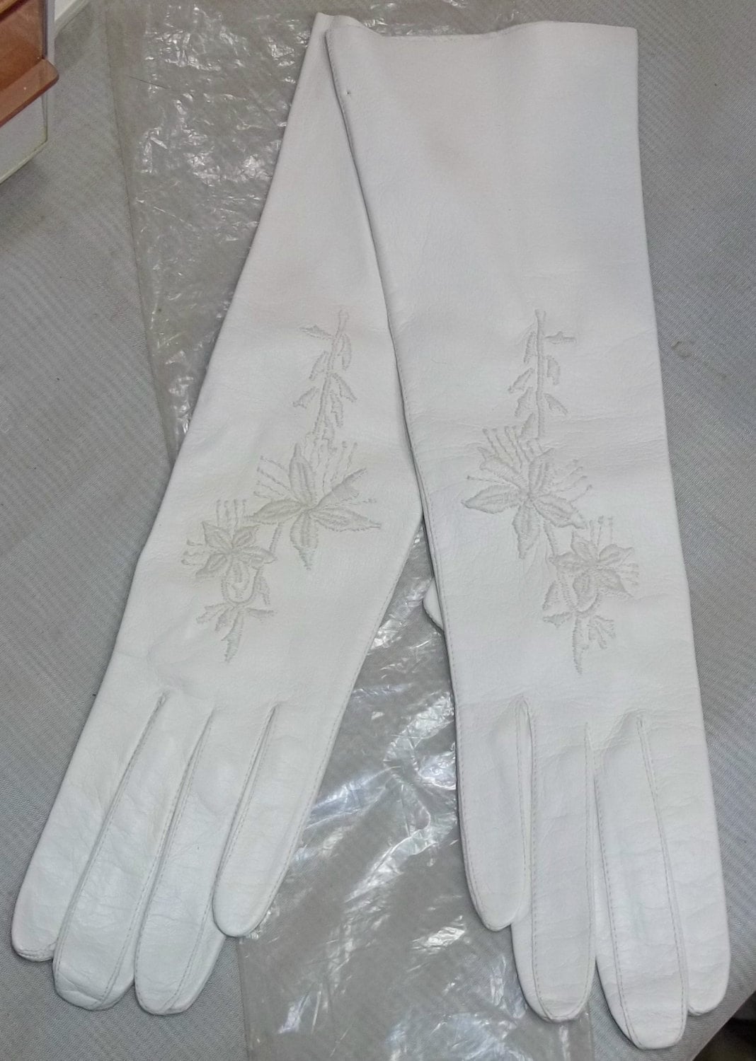 Vintage Floral Bestickte Kinderleder Lange Opernhandschuhe 6 1/2 Waschbar von ShonnasVintage