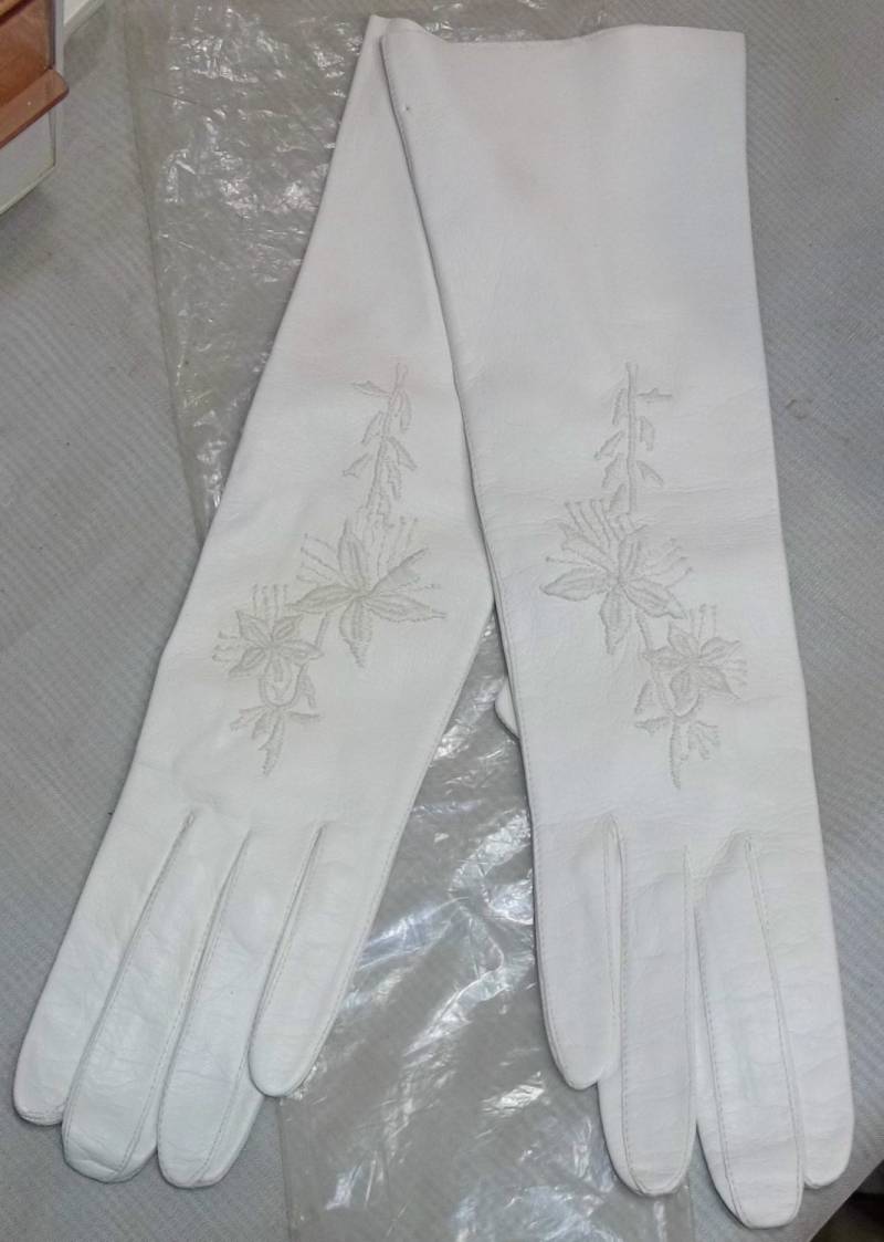 Vintage Floral Bestickte Kinderleder Lange Opernhandschuhe 6 1/2 Waschbar von ShonnasVintage